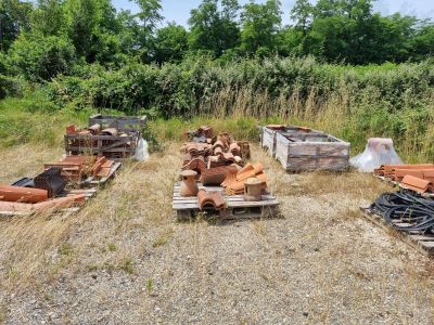 un tas de briques au milieu d'un champ