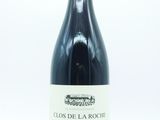 une bouteille de vin posée sur une table