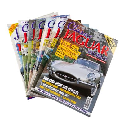beaucoup de magazines empilés les uns sur les autres