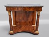une table ancienne en bois avec un plateau en marbre et deux colonnes