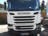 un camion blanc garé dans un parking
