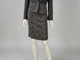 une photo d'un mannequin portant un tailleur-jupe et une veste