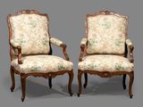 paire de fauteuils en noyer sculpté de style Louis XV