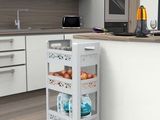 une cuisine avec un chariot rempli de fruits et de légumes