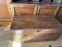 Coffre de marine en bois et laiton, à deux poignées latérale… (photo 2)