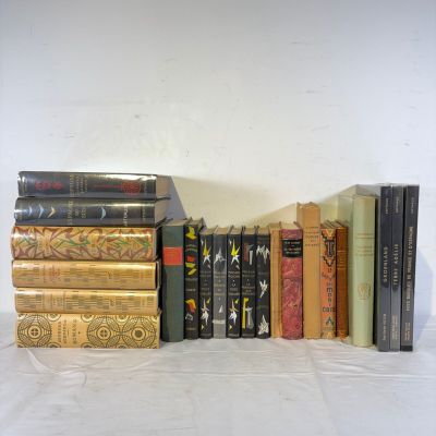 un grand nombre de livres empilés les uns sur les autres