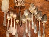 beaucoup de cuillères et de fourchettes en argent sur une table