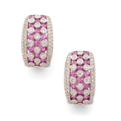 une paire de boucles d'oreilles en saphir rose et diamant