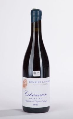 la bouteille de vin est posée sur la table, prête à être consommée