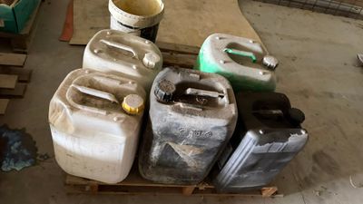 Palette de bidons divers (entamés)