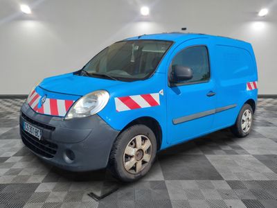 la photo d'une camionnette bleue garée dans un garage