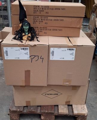 une pile de cartons surmontée d'une petite sorcière