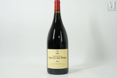 une bouteille de vin rouge posée sur une table blanche