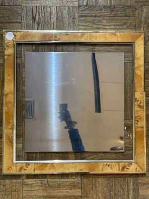 un miroir accroché au mur d'une salle de bains