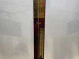 une vieille horloge accrochée au mur d'une pièce