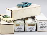 des paquets de cigarettes et une petite voiture sont empilés les uns sur les autres