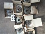 une pile de cartons équipés d'une sorte de roulettes