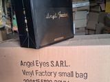un sac noir posé sur une boîte en carton
