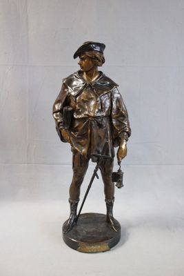 statue en bronze représentant un homme avec une canne et un chapeau, sur fond blanc