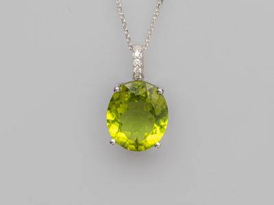 un pendentif en péridot et diamants monté sur une chaîne