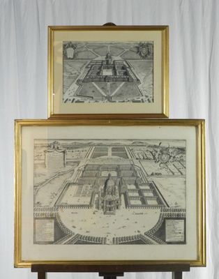deux photos encadrées représentant un grand bâtiment, posées sur un socle
