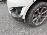 un gros plan d'une voiture qui présente une bosse