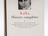 la couverture d'un livre sur laquelle figure le visage d'un homme