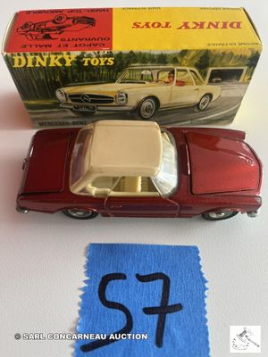 une petite voiture posée à côté d'un tissu bleu