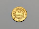 l'image d'une pièce d'or sur une surface grise