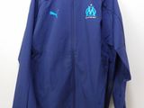 un gros plan sur une veste bleue accrochée au mur