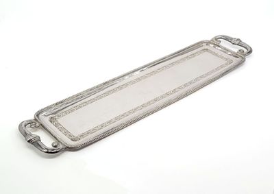 plateau de service plaqué argent avec poignées, sur fond blanc