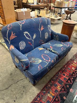 Banquette, deux personnes, en tissu bleu fleuri (tâches sur …