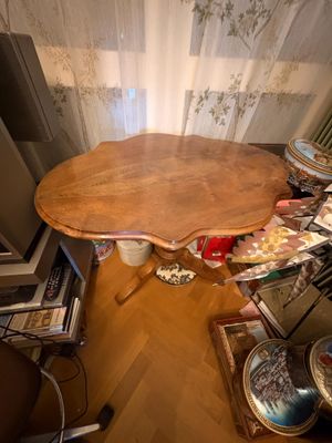 une table avec un plateau en bois dans un salon