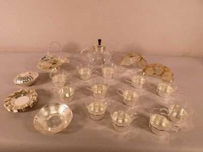 une table sur laquelle se trouvent de nombreux objets en verre