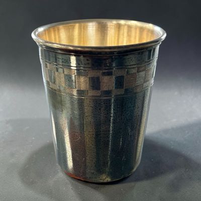 une coupe en argent posée sur une table