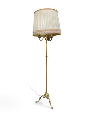 une image représentant une lampe posée sur un trépied