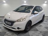 la petite voiture blanche est garée dans le garage sur un sol en damier