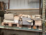 un gros tas de bois posé sur une table