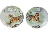 deux assiettes ornées d'une peinture représentant un tigre