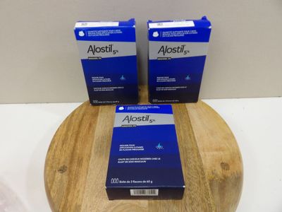 trois cartons d'alcool posés sur une planche à découper en bois