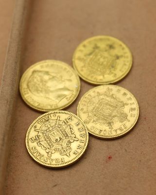 quatre pièces d'or posées les unes à côté des autres sur une table