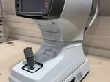 un appareil photo blanc et gris posé sur un comptoir