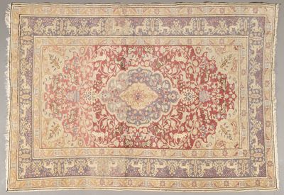 un tapis persan ancien orné d'un motif en médaillon sur fond gris