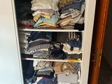 une photo d'un placard rempli de vêtements dans une maison