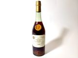 une bouteille de vin posée sur une table