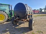 un tracteur équipé d'un réservoir à l'arrière