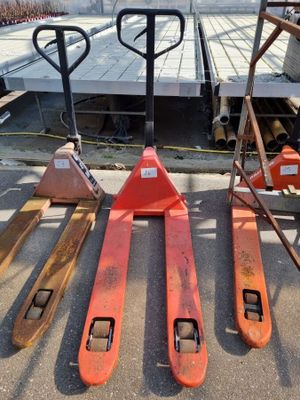 Plusieurs skis sont alignés en rang sur un parking