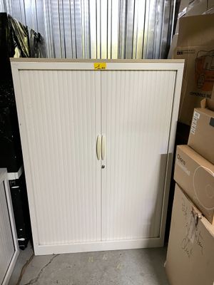 REF. 1* Lot mobilier comprenant : deux armoires hautes à rid…