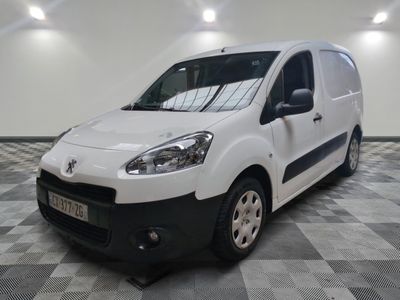 la camionnette blanche est garée dans une grande pièce au sol en damier