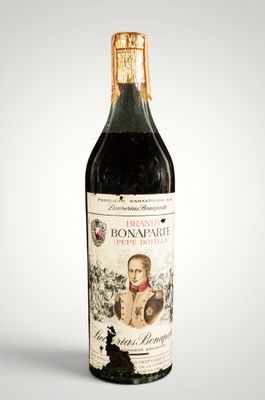 une image représentant une bouteille de vin sur laquelle figure le portrait d'un homme